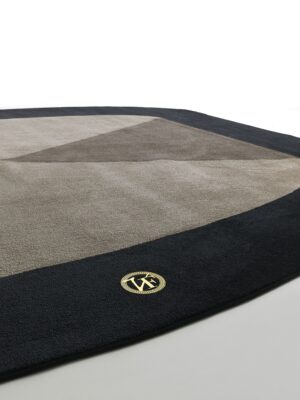 Patrizi tapis design haut de gamme en laine avec motif contrasté et logo VF en finition bijou. Disponible chez D-Style Interior.