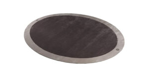 Pisani tapis design haut de gamme en laine tuftée avec cadre contrasté, logo VF et option franges. Disponible chez D-Style Interior.