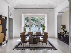 Pisani tapis design haut de gamme en laine tuftée avec cadre contrasté, logo VF et option franges. Disponible chez D-Style Interior.