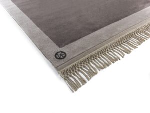 Pisani tapis design haut de gamme en laine tuftée avec cadre contrasté, logo VF et option franges. Disponible chez D-Style Interior.
