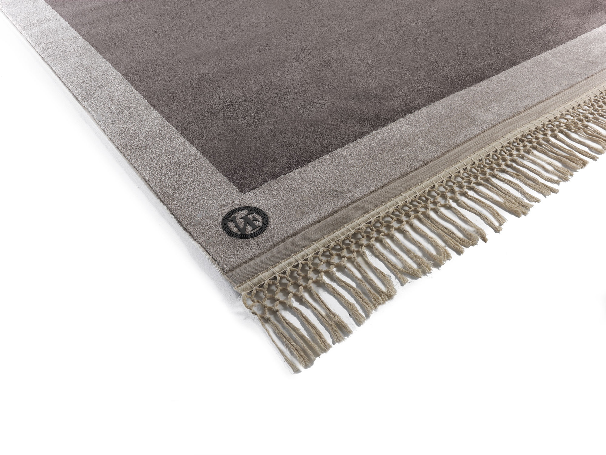 Pisani tapis design haut de gamme en laine tuftée avec cadre contrasté, logo VF et option franges. Disponible chez D-Style Interior.