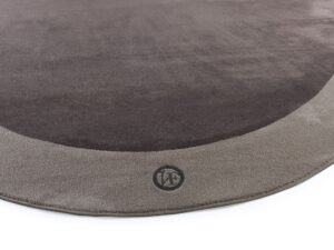 Pisani tapis design haut de gamme en laine tuftée avec cadre contrasté, logo VF et option franges. Disponible chez D-Style Interior.