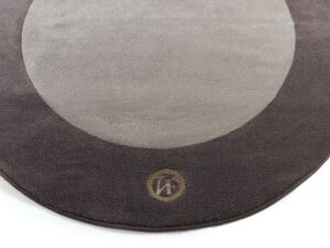 Pisani tapis design haut de gamme en laine tuftée avec cadre contrasté, logo VF et option franges. Disponible chez D-Style Interior.