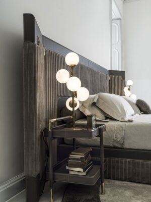 Araldo table d’appoint de luxe par Vittoria Frigerio, avec plateau bois ou verre et détails en cuir Cuoio. Élégante et fonctionnelle. Disponible chez D-Style Interior.