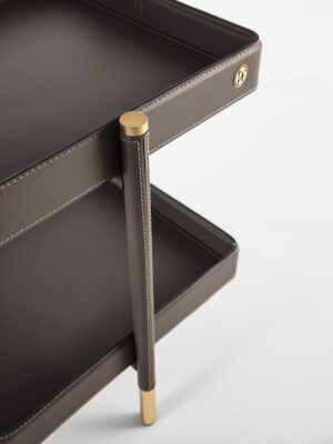 Araldo table d’appoint de luxe par Vittoria Frigerio, avec plateau bois ou verre et détails en cuir Cuoio. Élégante et fonctionnelle. Disponible chez D-Style Interior.