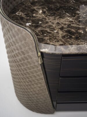 Contarini Cassettiera objet de Vittoria Frigerio, un objet design haut de gamme avec capitonnage, marbre et finitions exclusives. Disponible chez D-Style Interior.