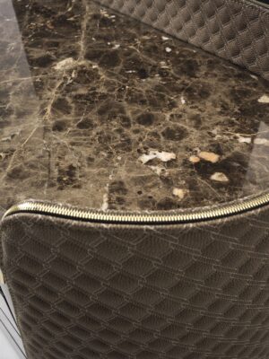 Contarini Cassettiera objet de Vittoria Frigerio, un objet design haut de gamme avec capitonnage, marbre et finitions exclusives. Disponible chez D-Style Interior.