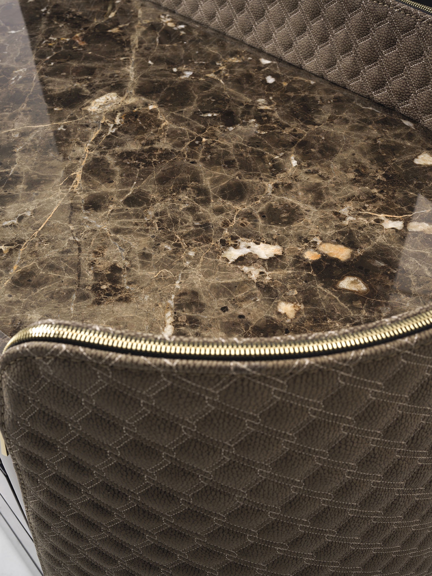 Contarini Cassettiera objet de Vittoria Frigerio, un objet design haut de gamme avec capitonnage, marbre et finitions exclusives. Disponible chez D-Style Interior.