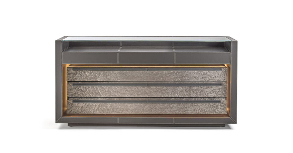 Lanza commode design haut de gamme en cuir avec finitions bois nobles et caisson en verre éclairé. Disponible chez D-Style Interior.