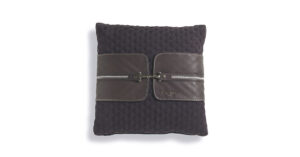 VF01 Coussin design matelassé avec bande en cuir et boucle métallique, disponible en trois couleurs. Disponible chez D-Style Interior.