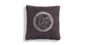 Glam Collection coussins design de Vittoria Frigerio, un ensemble élégant en tissu ou cuir avec détails raffinés. Disponible chez D-Style Interior.