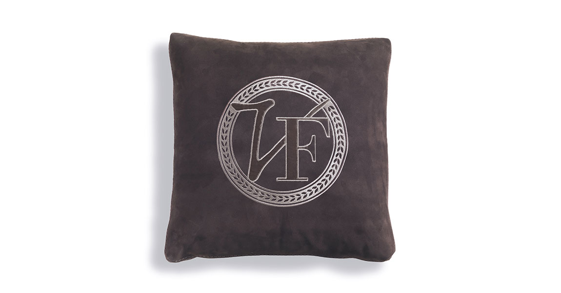 Glam Collection coussins design de Vittoria Frigerio, un ensemble élégant en tissu ou cuir avec détails raffinés. Disponible chez D-Style Interior.