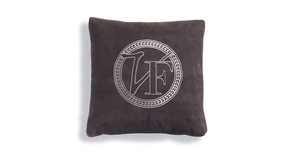 Glam Collection coussins design de Vittoria Frigerio, un ensemble élégant en tissu ou cuir avec détails raffinés. Disponible chez D-Style Interior.