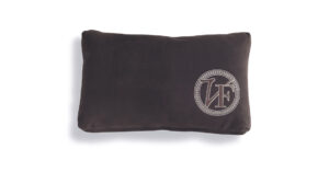 Glam Collection coussins design de Vittoria Frigerio, un ensemble élégant en tissu ou cuir avec détails raffinés. Disponible chez D-Style Interior.