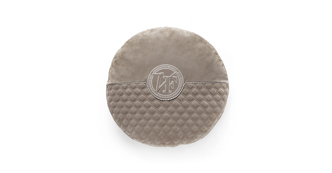 Glam Collection coussins design de Vittoria Frigerio, un ensemble élégant en tissu ou cuir avec détails raffinés. Disponible chez D-Style Interior.