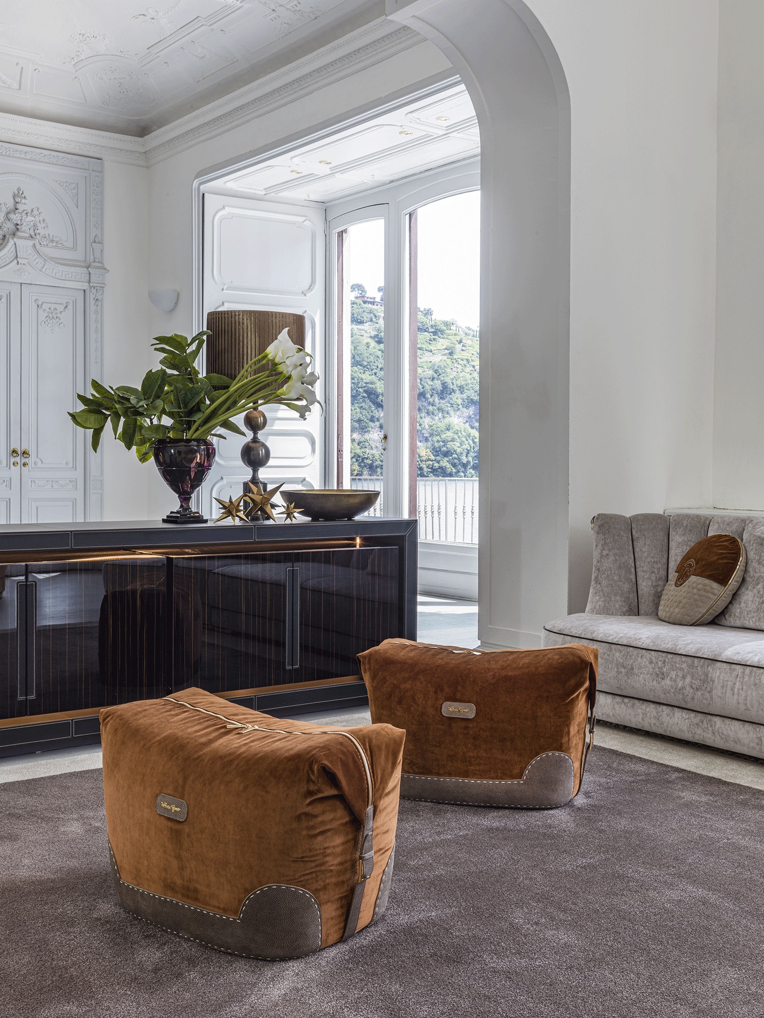 Bardi pouf design haut de gamme par Vittoria Frigerio avec détails couture, inserts en cuir et finitions luxueuses. Disponible chez D-Style Interior.