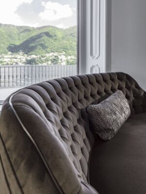 Poggi Capitonné canapé design haut de gamme par Vittoria Frigerio, au dossier matelassé cousu main et pieds en bois massif. Élégance italienne et savoir-faire artisanal. Disponible chez D-Style Interior.