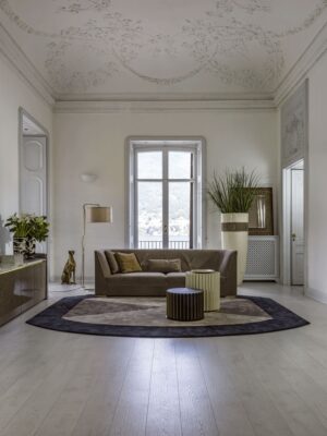 Ranieri canapé design haut de gamme par Vittoria Frigerio, un canapé raffiné aux lignes classiques et finitions dorées. Disponible chez D-Style Interior.