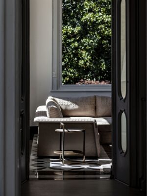 Appiani canapé design haut de gamme par Vittoria Frigerio au style contemporain et raffiné, avec matelassage dégradé et structure modulaire. Disponible chez D-Style Interior.