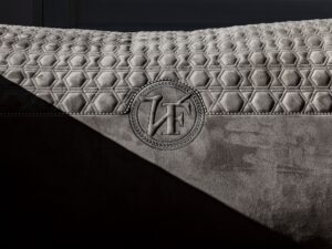 Appiani canapé design haut de gamme par Vittoria Frigerio au style contemporain et raffiné, avec matelassage dégradé et structure modulaire. Disponible chez D-Style Interior.