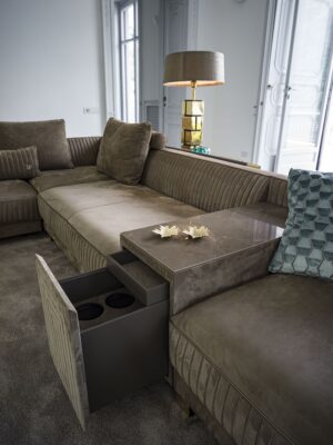 Brandolini canapé design haut de gamme par Vittoria Frigerio, avec surpiqûres verticales raffinées et finitions luxueuses. Disponible chez D-Style Interior.