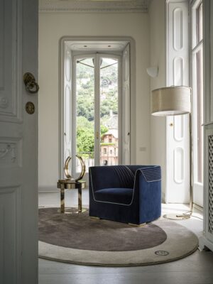 Diana fauteuil de Vittoria Frigerio, au design classique et élégant avec broderie et zip décoratif. Disponible chez D-Style Interior.