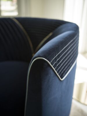 Diana fauteuil de Vittoria Frigerio, au design classique et élégant avec broderie et zip décoratif. Disponible chez D-Style Interior.