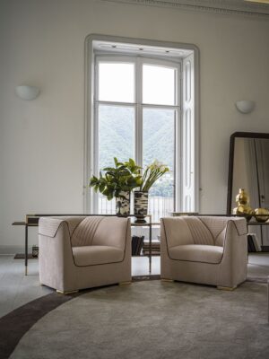 Diana fauteuil de Vittoria Frigerio, au design classique et élégant avec broderie et zip décoratif. Disponible chez D-Style Interior.