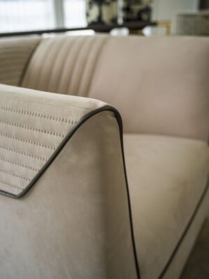 Diana fauteuil de Vittoria Frigerio, au design classique et élégant avec broderie et zip décoratif. Disponible chez D-Style Interior.