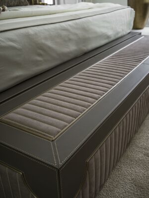 Capua Banc de Vittoria Frigerio, banc haut de gamme avec matelassage vertical et détails en cuir. Élégance contemporaine. Disponible chez D-Style Interior.