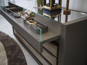 Lanza commode design haut de gamme en cuir avec finitions bois nobles et caisson en verre éclairé. Disponible chez D-Style Interior.