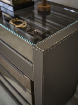 Lanza commode design haut de gamme en cuir avec finitions bois nobles et caisson en verre éclairé. Disponible chez D-Style Interior.