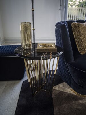 Alfieri table basse combine une base métallique ajourée et un plateau en marbre avec incrustation. Design sculptural et haut de gamme. Disponible chez D-Style Interior.