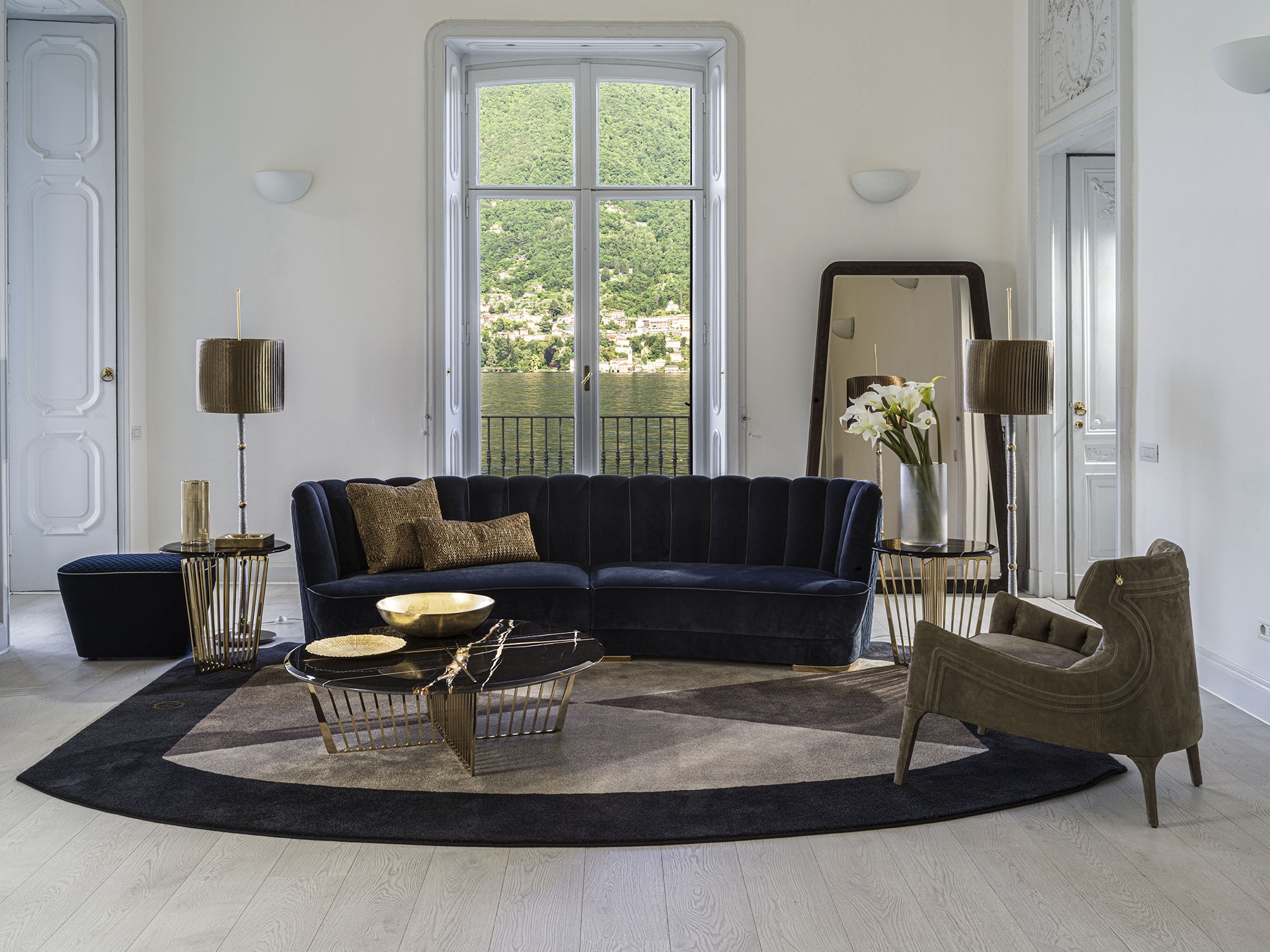 Alfieri table basse combine une base métallique ajourée et un plateau en marbre avec incrustation. Design sculptural et haut de gamme. Disponible chez D-Style Interior.