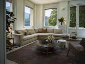 Araldo table basse design haut de gamme en cuir cuoio, bois laqué Bronze Patiné et inserts en grès effet marbre. Disponible chez D-Style Interior.