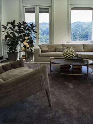 Araldo table basse design haut de gamme en cuir cuoio, bois laqué Bronze Patiné et inserts en grès effet marbre. Disponible chez D-Style Interior.