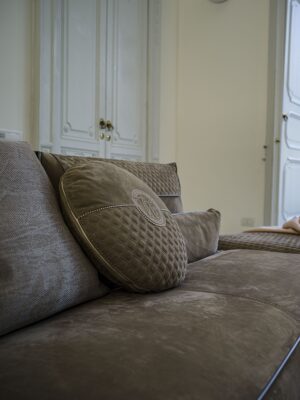 Clivio canapé design haut de gamme par Vittoria Frigerio au style contemporain et raffiné, avec détails dorés et finitions artisanales d’exception. Disponible chez D-Style Interior.