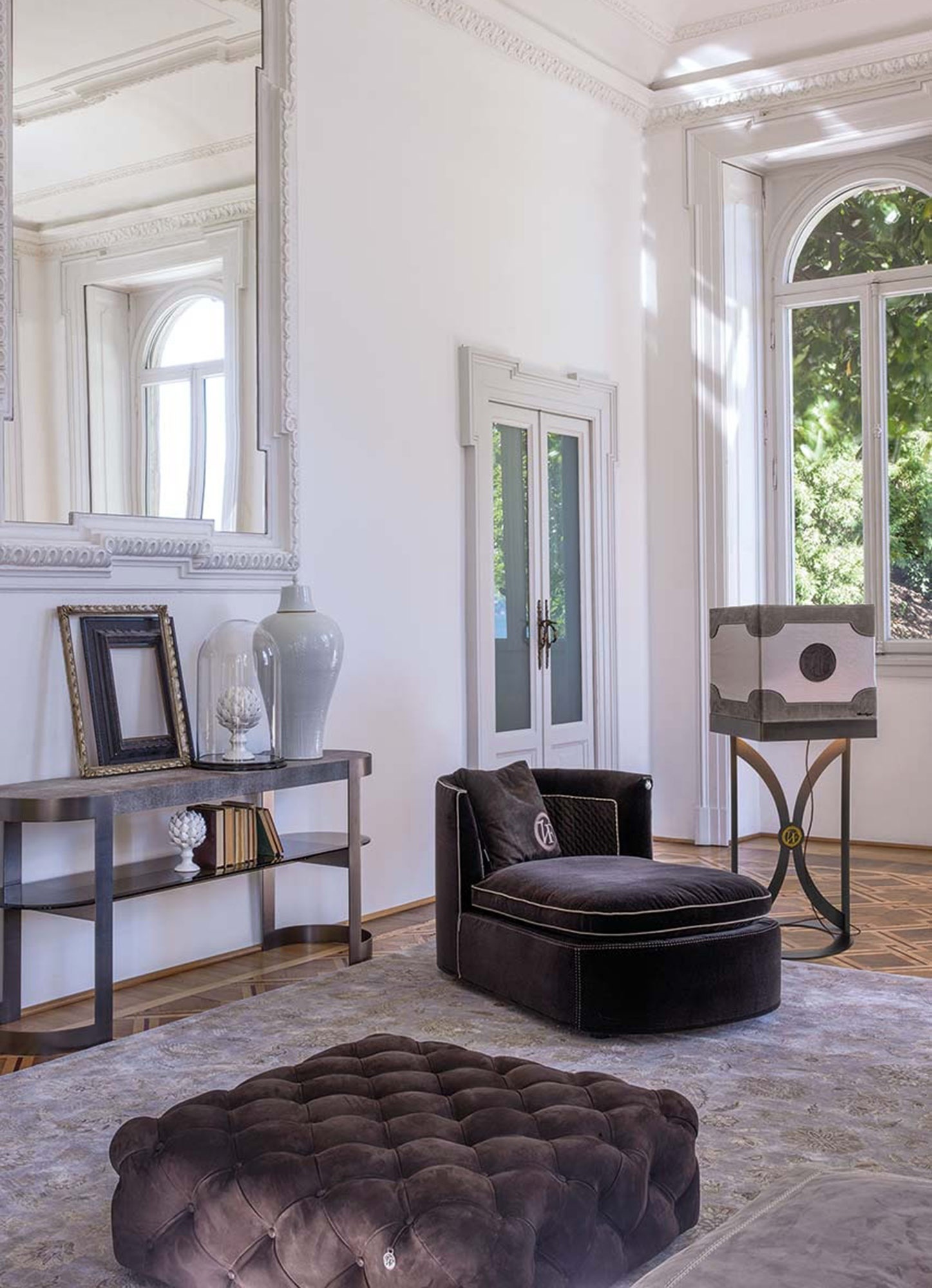 Litta Longue fauteuil design haut de gamme par Vittoria Frigerio, alliant confort, élégance et savoir-faire artisanal. Disponible chez D-Style Interior.
