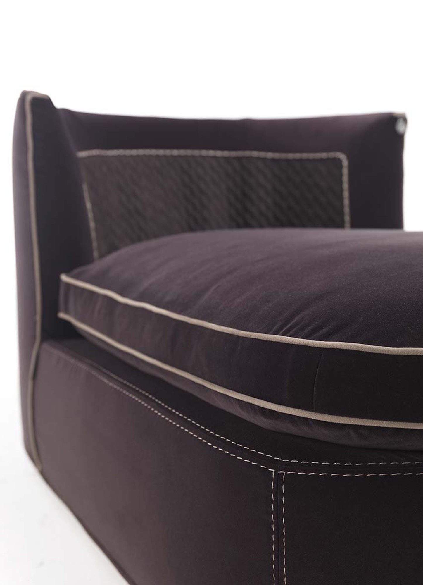 Litta Longue fauteuil design haut de gamme par Vittoria Frigerio, alliant confort, élégance et savoir-faire artisanal. Disponible chez D-Style Interior.