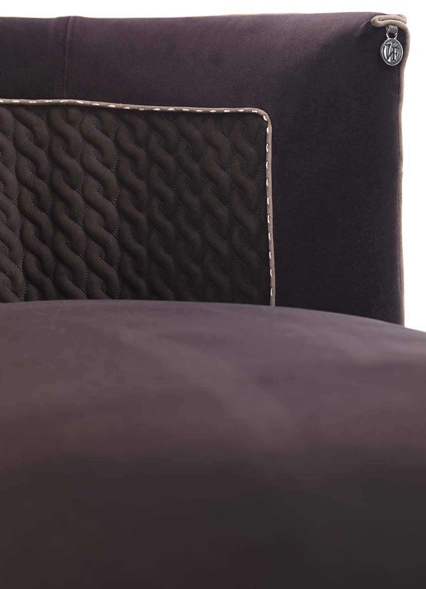 Litta Longue fauteuil design haut de gamme par Vittoria Frigerio, alliant confort, élégance et savoir-faire artisanal. Disponible chez D-Style Interior.