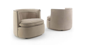 Litta fauteuil design haut de gamme par Vittoria Frigerio, compact, raffiné et orné d’un matelassage artisanal. Disponible chez D-Style Interior.