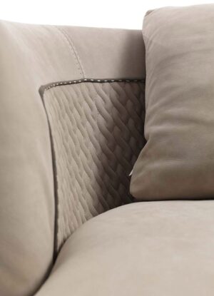 Litta fauteuil design haut de gamme par Vittoria Frigerio, compact, raffiné et orné d’un matelassage artisanal. Disponible chez D-Style Interior.