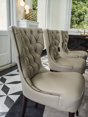 Adda Capitonné chaise design haut de gamme par Vittoria Frigerio, avec dossier capitonné fait main et pieds en frêne massif. Disponible chez D-Style Interior.