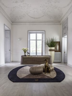 Flori pouf design haut de gamme par Vittoria Frigerio, finition plissée artisanale et allure élégante. Disponible chez D-Style Interior.