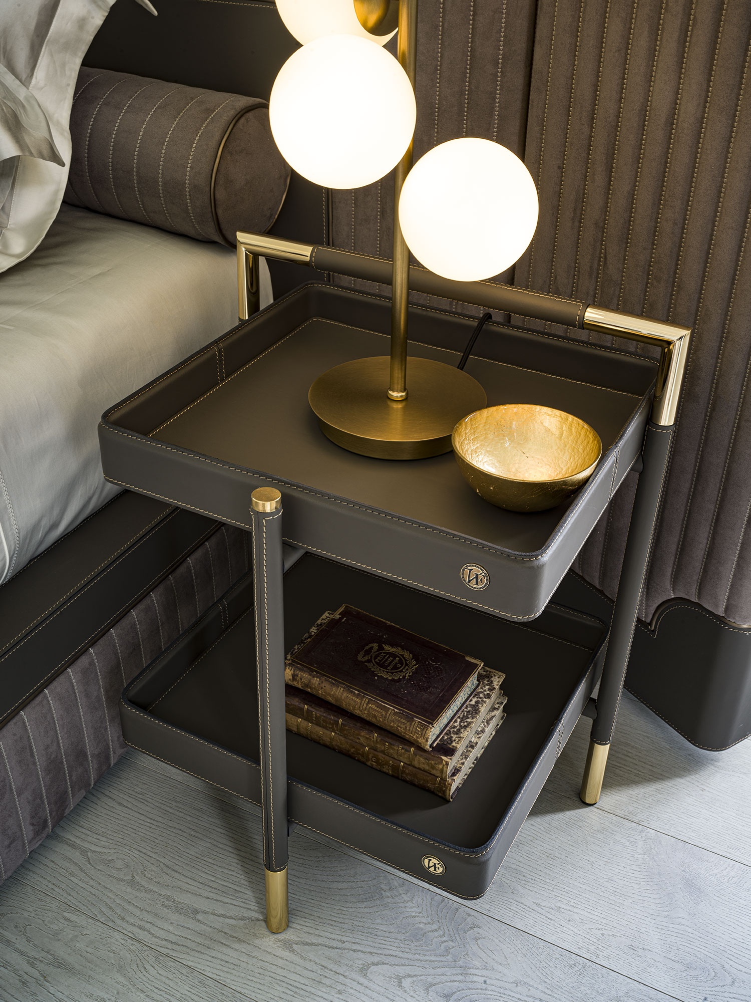 Araldo table d’appoint de luxe par Vittoria Frigerio, avec plateau bois ou verre et détails en cuir Cuoio. Élégante et fonctionnelle. Disponible chez D-Style Interior.