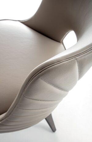 Reina fauteuil design haut de gamme par Vittoria Frigerio, avec base en bois massif et dossier brodé à ouverture demi-lune. Élégance italienne et confort intemporel. Disponible chez D-Style Interior.