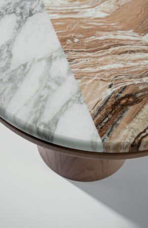 Adami table basse Adami en marbre bichromatique avec base en bois massif. Design élégant et contemporain. Disponible chez D-Style Interior.