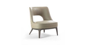 Reina fauteuil design haut de gamme par Vittoria Frigerio, avec base en bois massif et dossier brodé à ouverture demi-lune. Élégance italienne et confort intemporel. Disponible chez D-Style Interior.