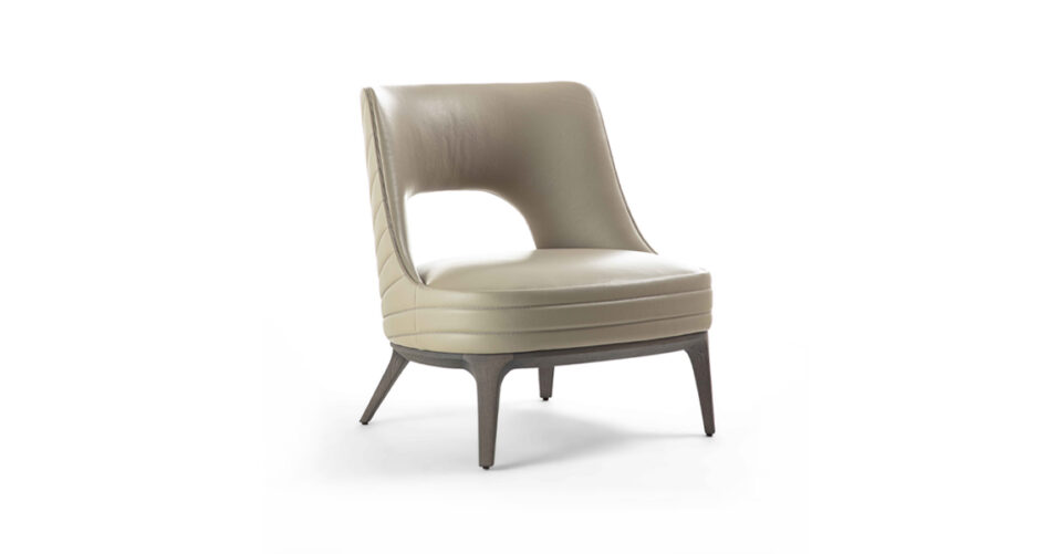 Reina fauteuil design haut de gamme par Vittoria Frigerio, avec base en bois massif et dossier brodé à ouverture demi-lune. Élégance italienne et confort intemporel. Disponible chez D-Style Interior.