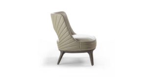 Reina fauteuil design haut de gamme par Vittoria Frigerio, avec base en bois massif et dossier brodé à ouverture demi-lune. Élégance italienne et confort intemporel. Disponible chez D-Style Interior.